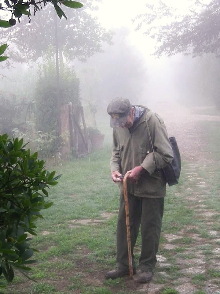 contadino del podere nella campagna toscana, adesso sono nati appartamenti per vacanze